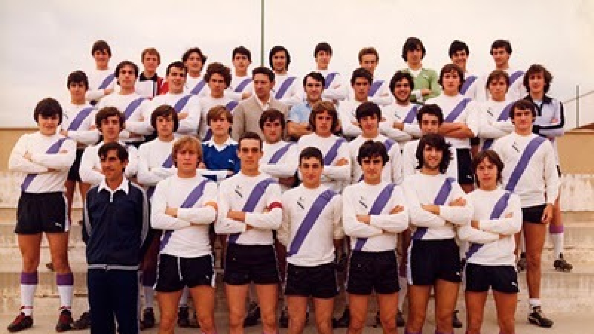 José María Rivas, el cuarto por la derecha de la segunda fila comenzando por arriba, en una foto de familia del Soria C.F.