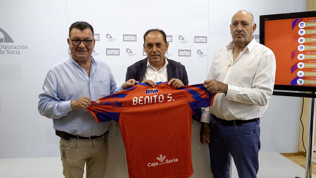 Patricio de Pedro y Javier Jiménez le entregaron una camiseta del Numancia a Benito Serrano.