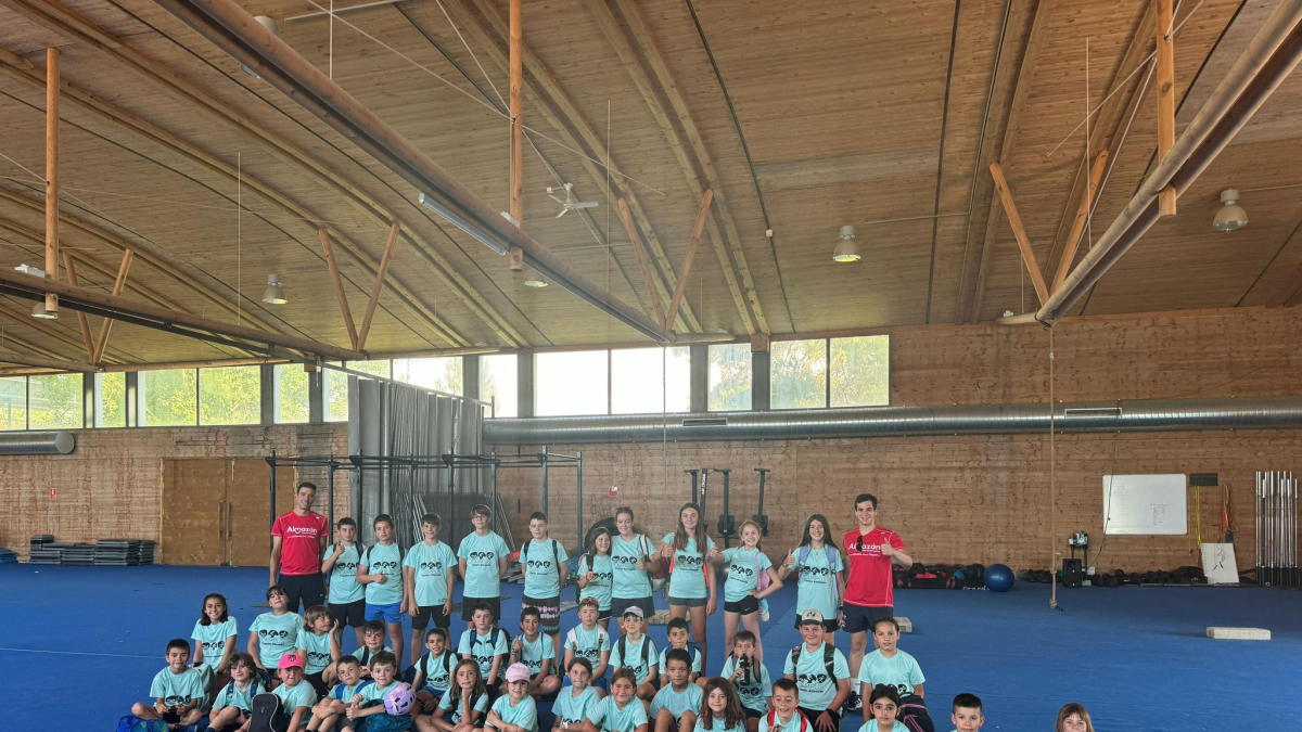 Los integrantes del campus de triatlón que se está celebrando en Almazán.