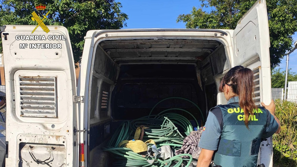 El vehículo intervenido junto con el cobre supuestamente procedente del robo.