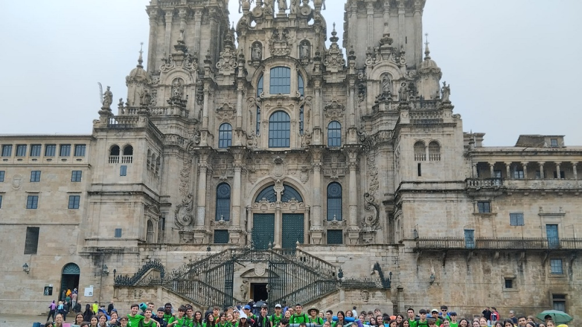 Los peregrinos sorianos ante la catedral de Santiago.