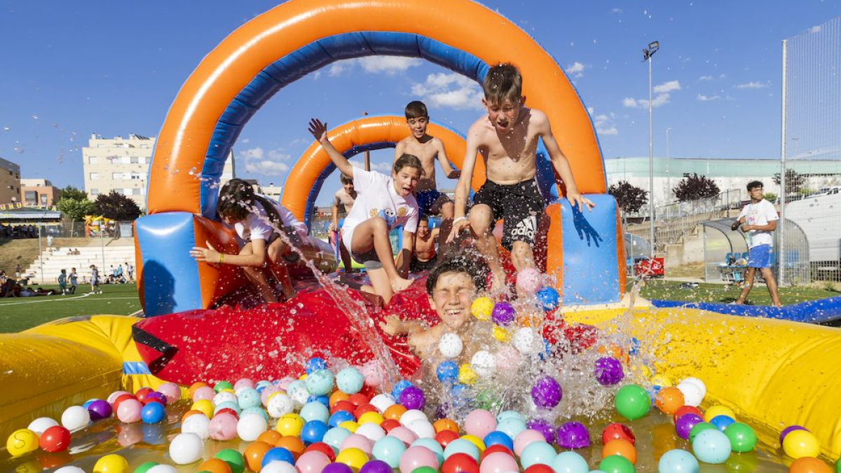 Los niños disfrutan de los juegos del Grand Prix