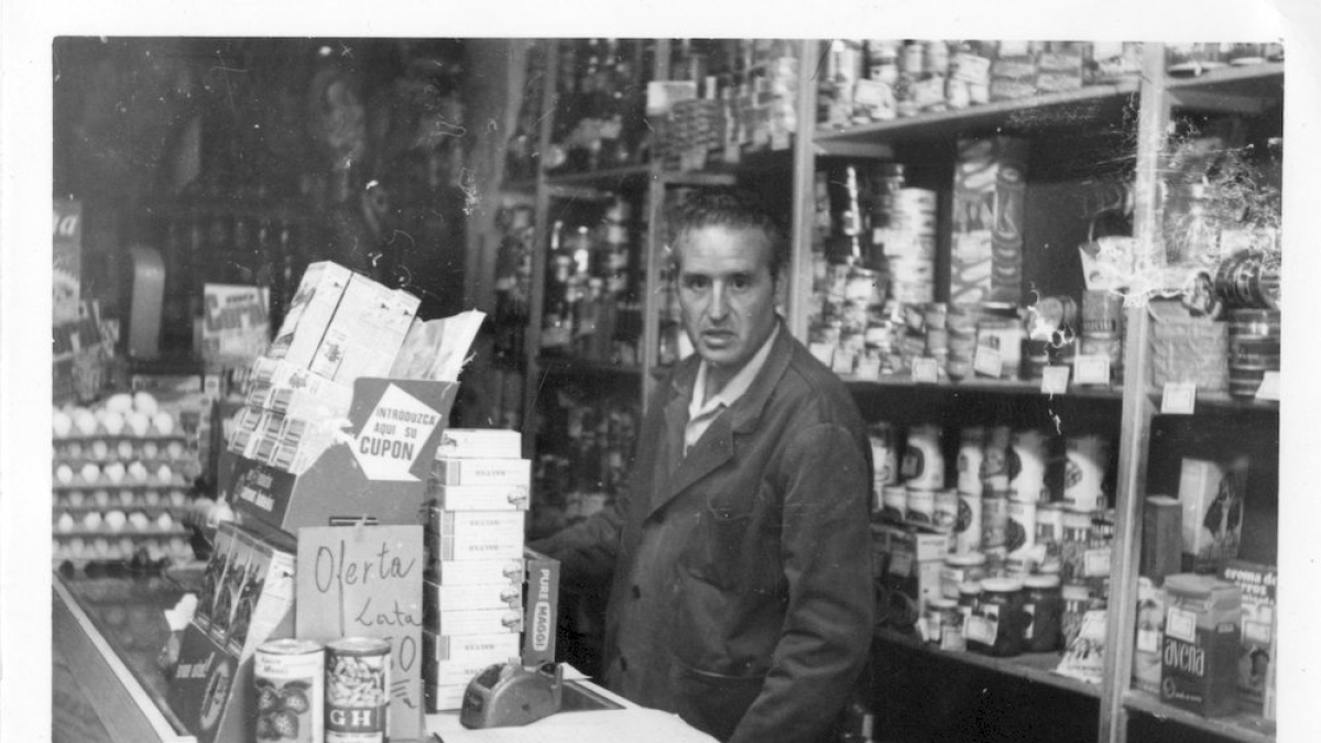 Tienda Ultramarinos Manuel Ruiz en la Plaza Ramón Benito Aceña (Plaza de Herradores) en 1950