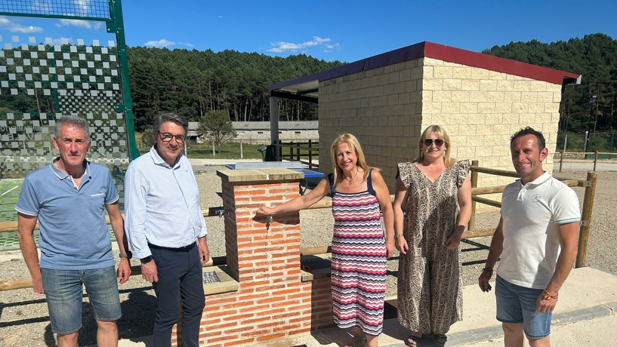 José Antonio Lucas, Jesús Ángel Peregrina, Yolanda de Gregorio, María José Jiménez y Luis José Lucas en las nuevas instalaciones.