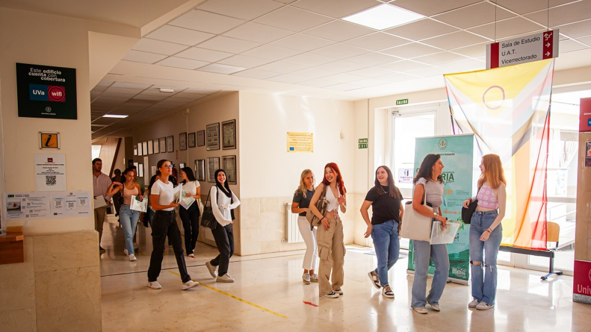 Alumnado llegando a las aulas en la apertura del último curso en el Campus de Soria.