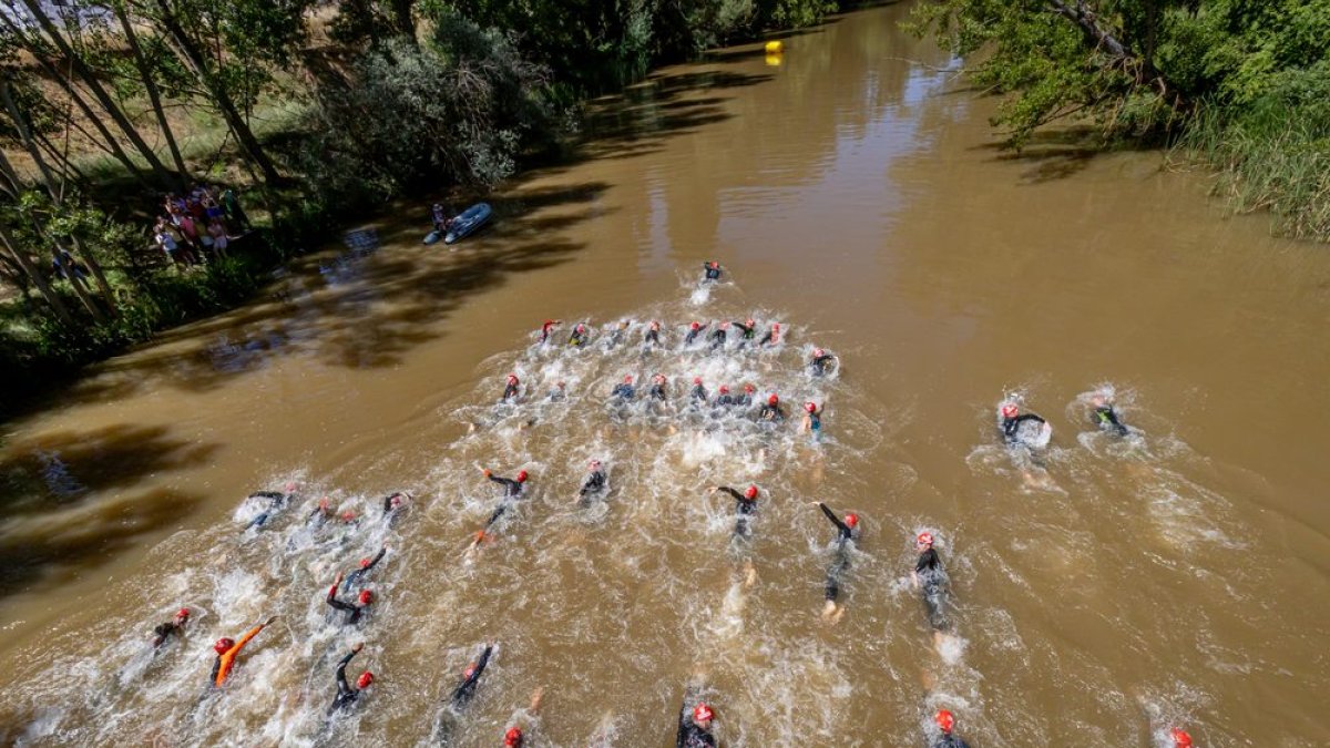 Un nutrido grupo de nadadores durante el Campeonato de España de Triatlón celebrado en Almazán.