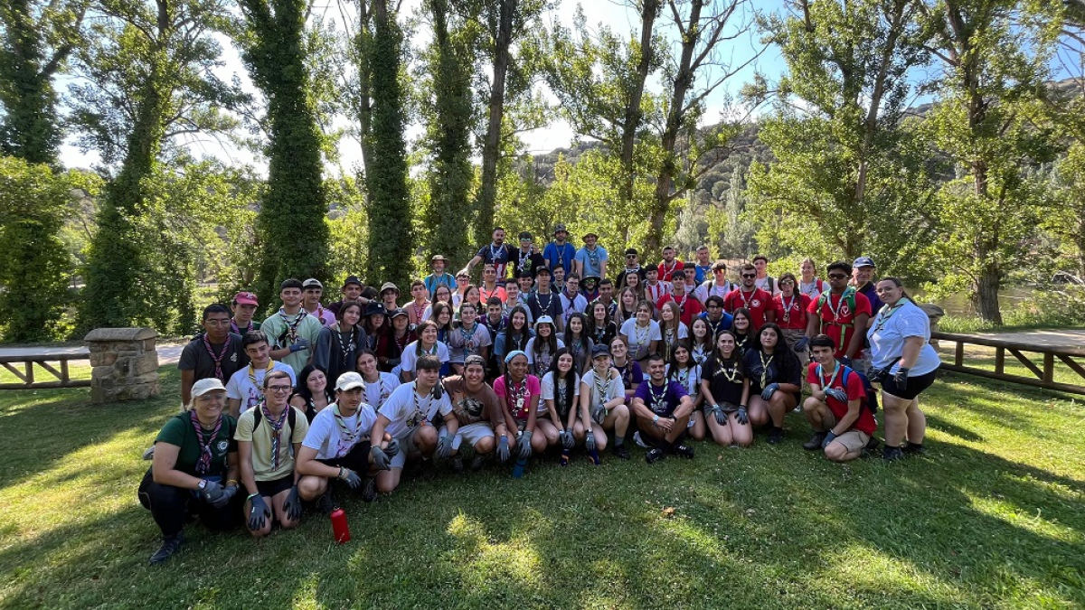 Scouts participantes en la actividad en el Soto Playa de Soria.
