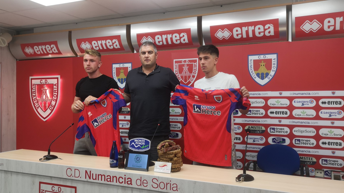 Álex Huerta junto a Unai Rementaria (A sus derecha), y Aitor Seguín.