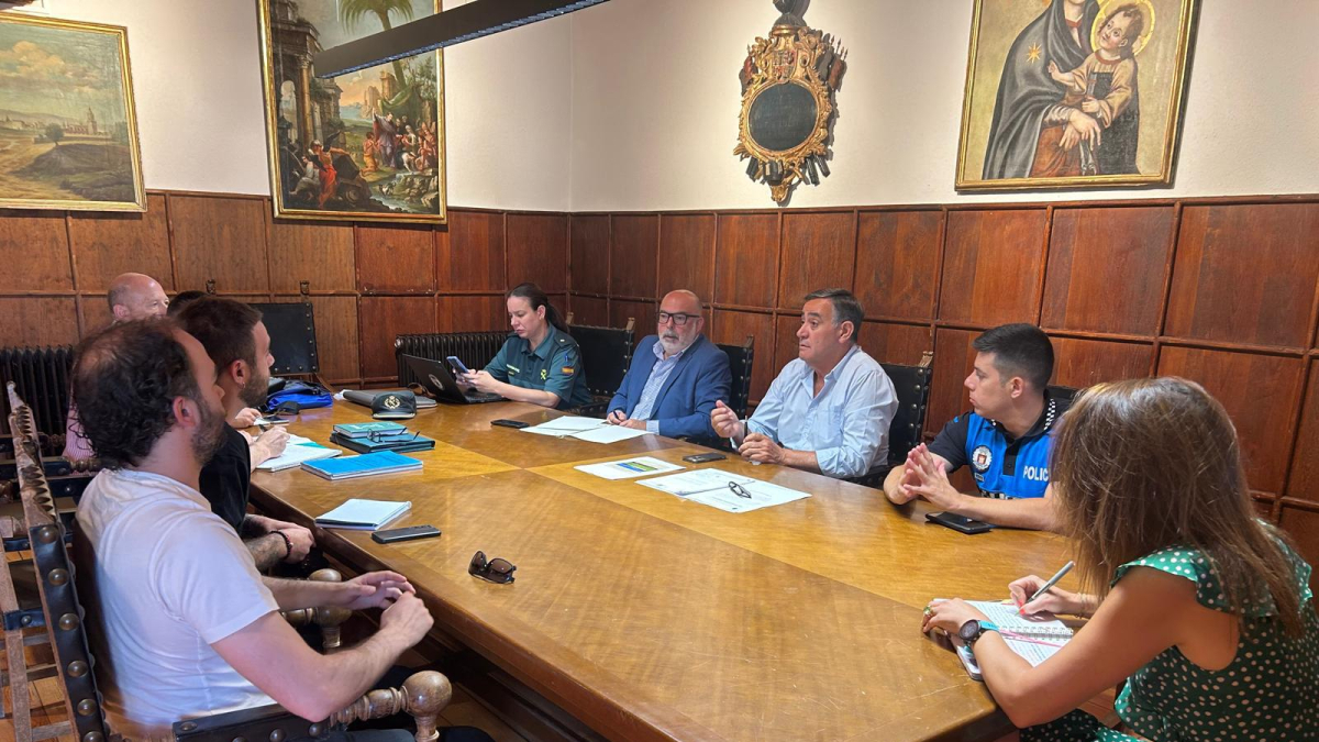 Representantes gubernamentales, del Ayuntamiento del Burgo., Cuerpos y Fuerzas de Seguridad del Estado y Sporting Uxama durante la reunión de la Junta Local de Seguridad.
