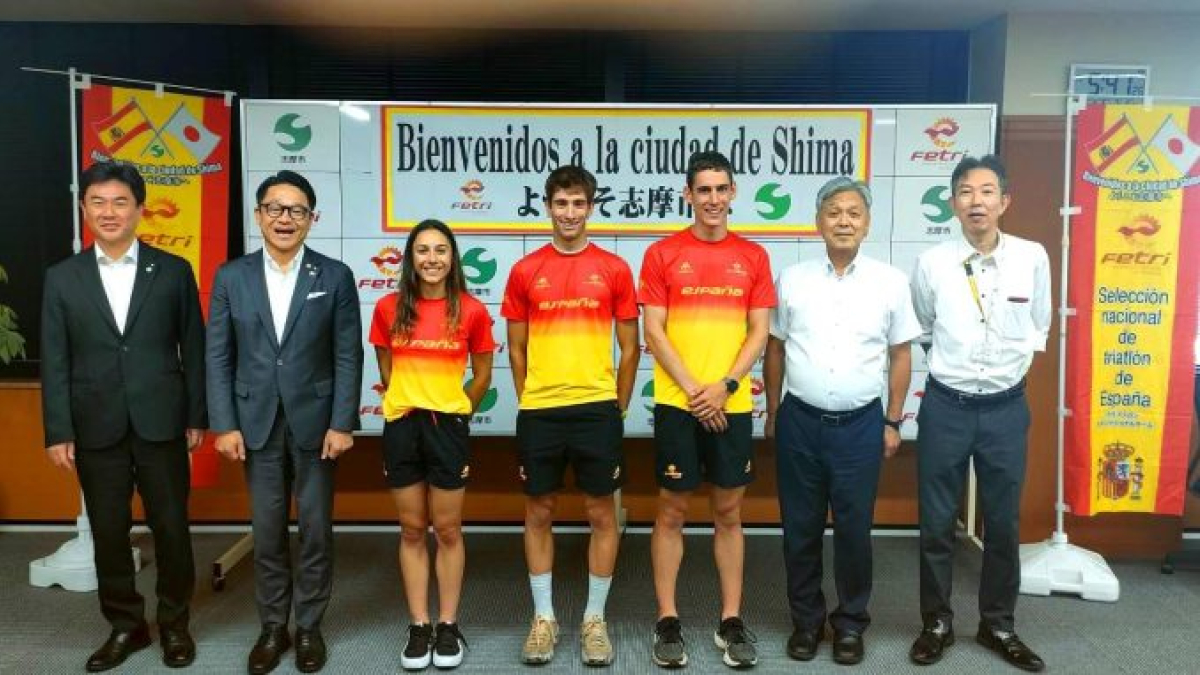 Marina Muñoz y Javier Izquierdo junto a representante del triatlón de la ciudad japonesa.