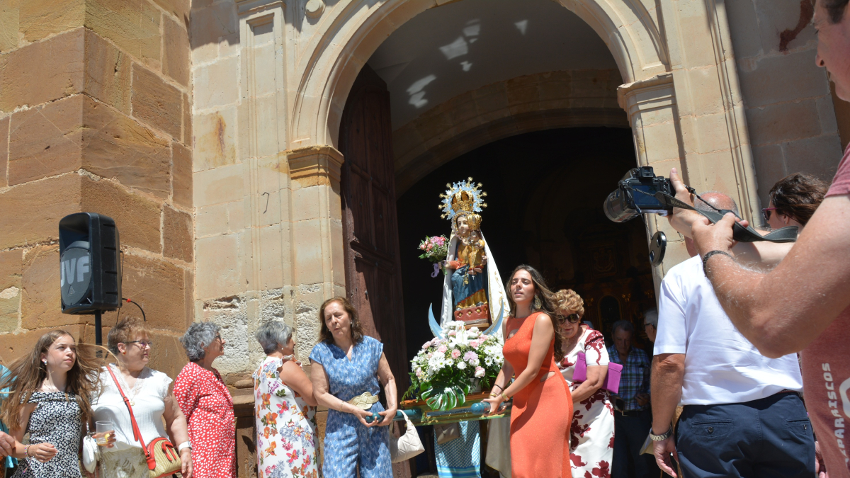 La romería de la Virgen de La Blanca reúne a cientos de fieles.