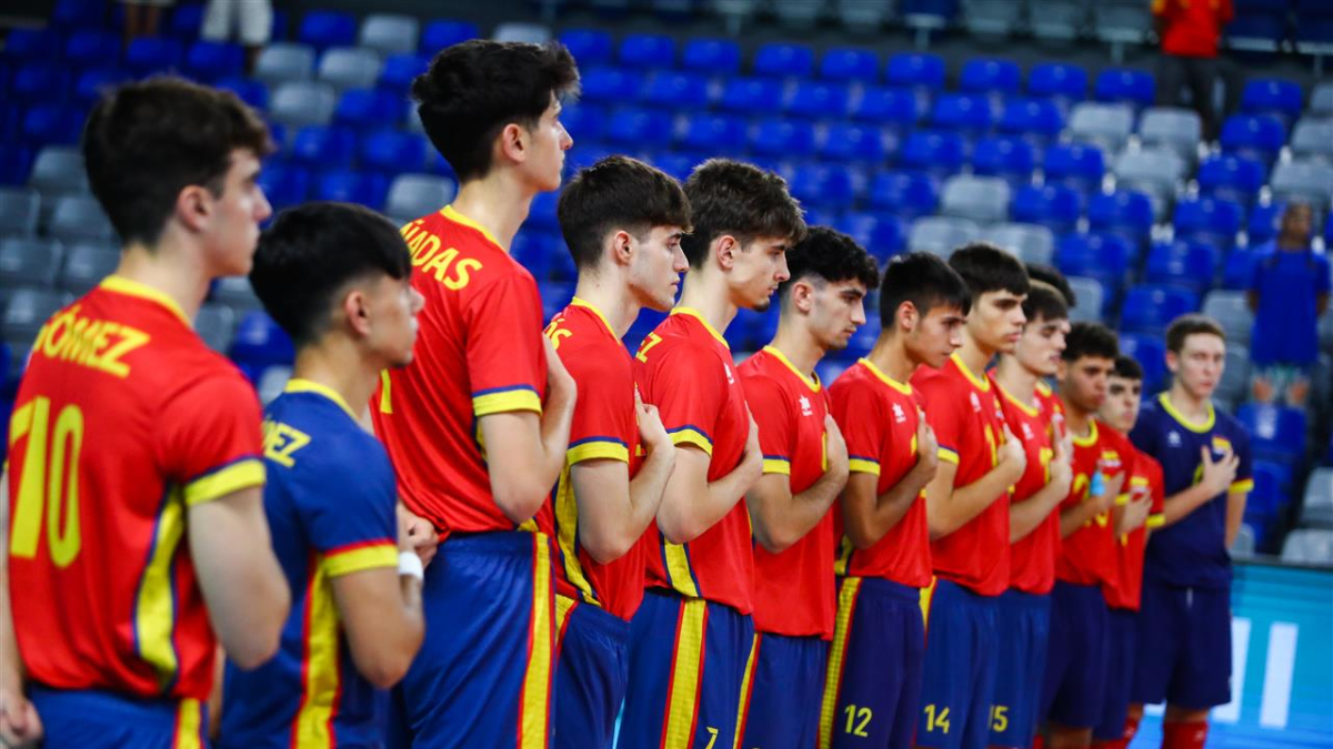 El combinado español escucha el himno nacional antes de jugar por la medalla de bronce.