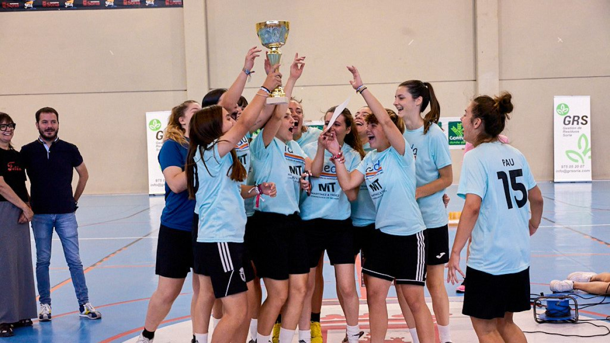 Imagen de las ganadoras del torneo del fútbol sala femenino del año pasado.