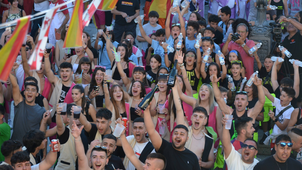 L os vecinos de San Leonardo durante el pregón en la plaza Mayor.
