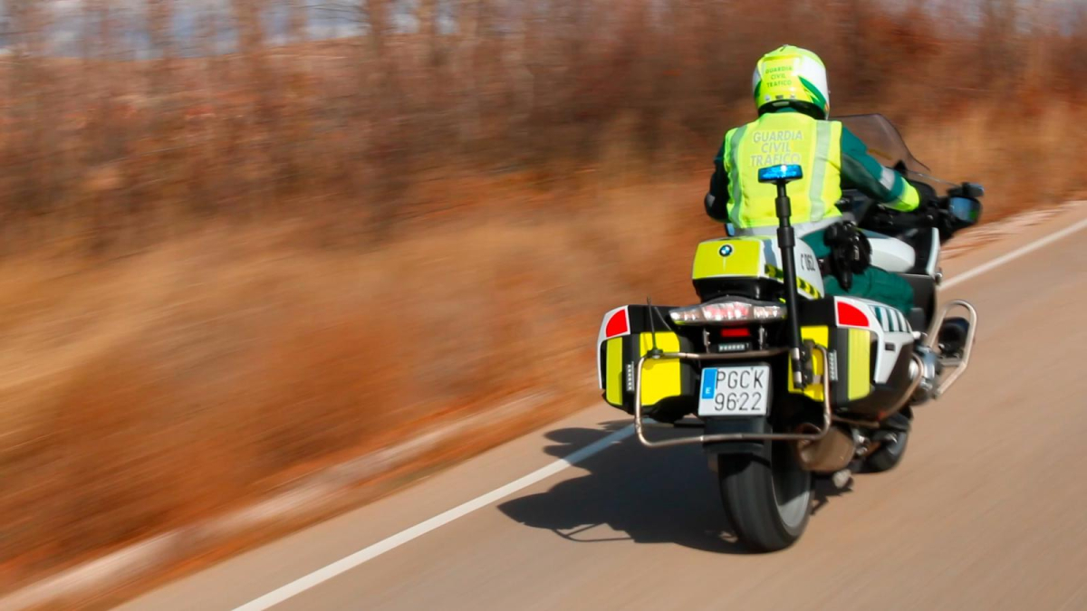 Un agente de la Guardia Civil durante una patrulla en carretera.