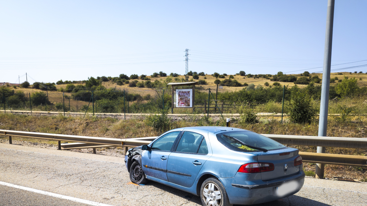 Lugar del suceso con el vehículo abandonado.