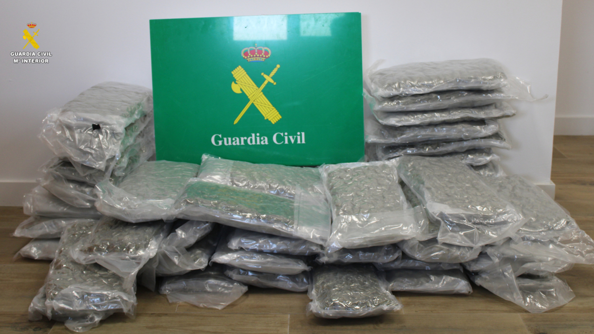 Droga incautada en las maletas del autobús.