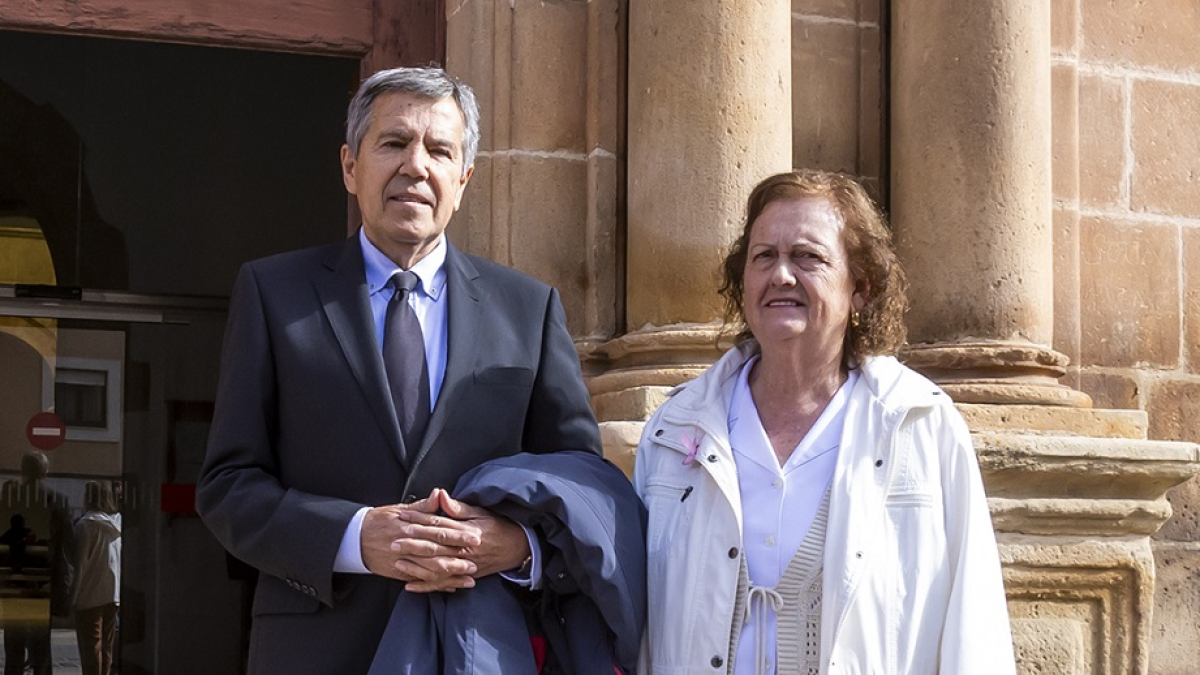Rosario Bermudo con su abogado, Fernando Osuna.