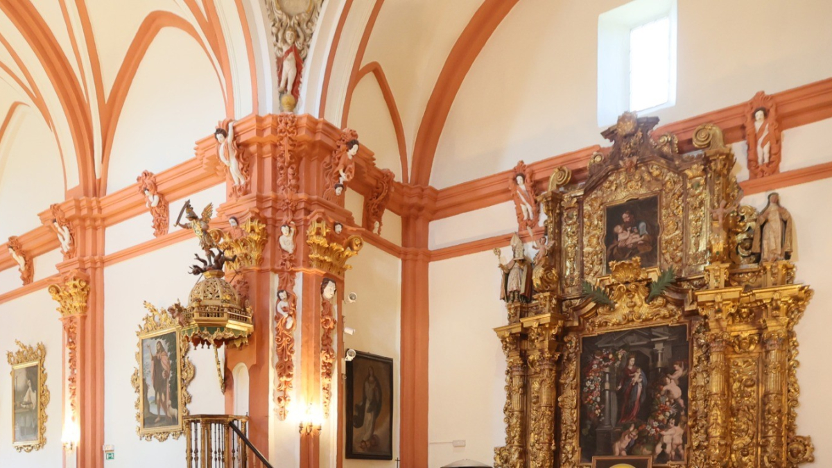 Detalle del templo tras el repintado.