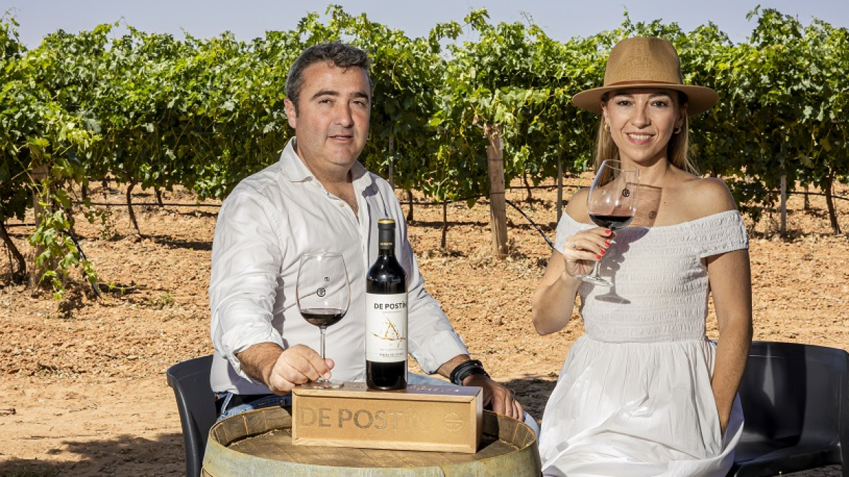 Agustín y Marta Postigo posan en el corazón de Bodegas de Postín, una parcela de historia centenaria que vuelve a la vida.