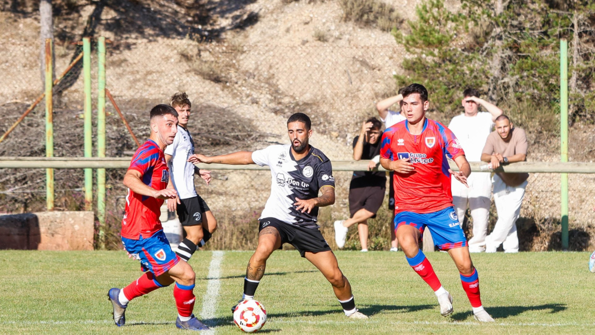 El Numancia sólo cedió ante un Primera Federación en la tanda de penaltis. En la imagen los rojillos Cristian y Conte.