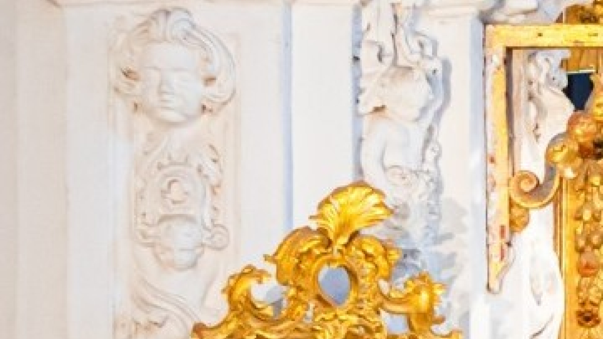 Imagen de algunos querubines antes de la intervención completamente blancos.