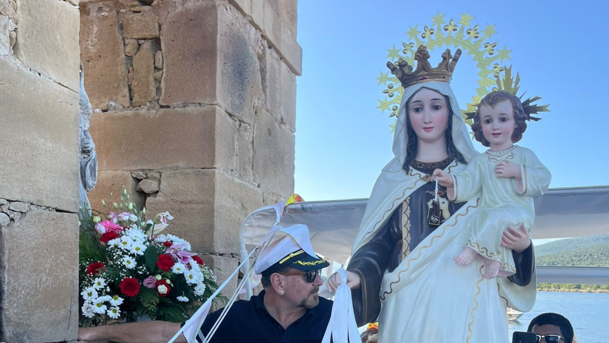 La Virgen del Carmen, junto al campanario de la iglesia de La Muedra.