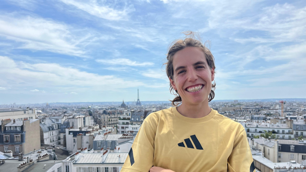 Marta Pérez en París con la Torre Eiffel al fondo.