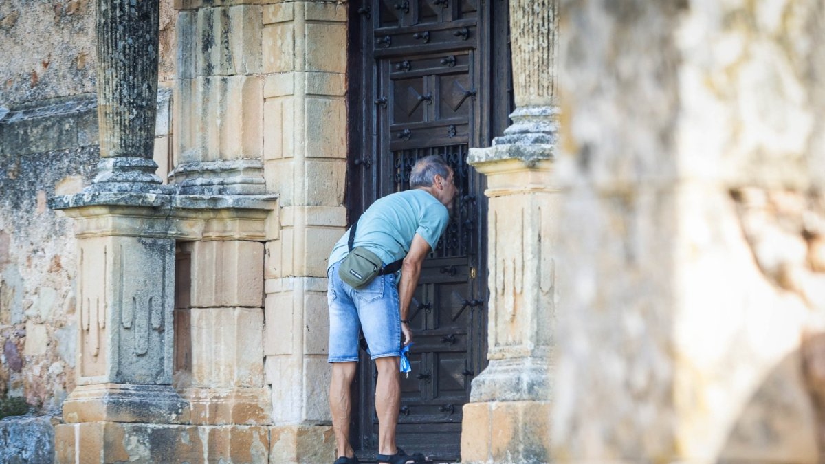 Un hombre trata de mirar en el interior del Mirón en una foto de este lunes.