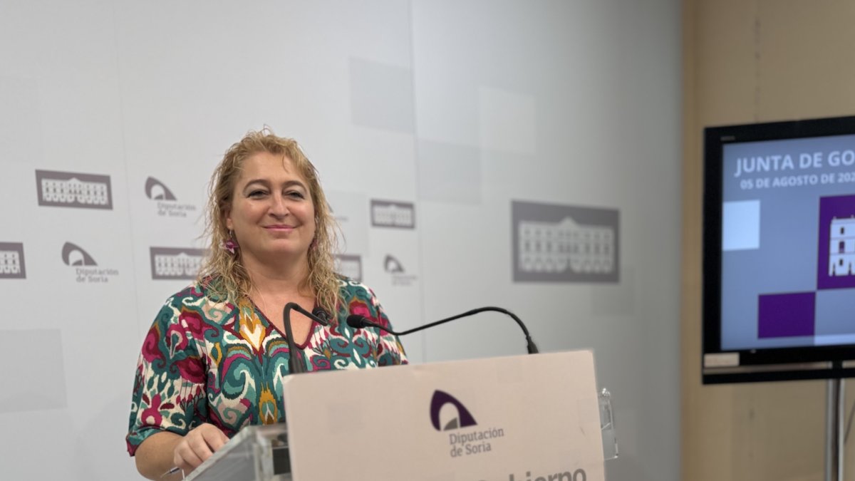 La vicepresidenta de la Diputación de Soria, María José Jiménez, en la rueda de prensa tras la celebración de la Junta de Gobierno.