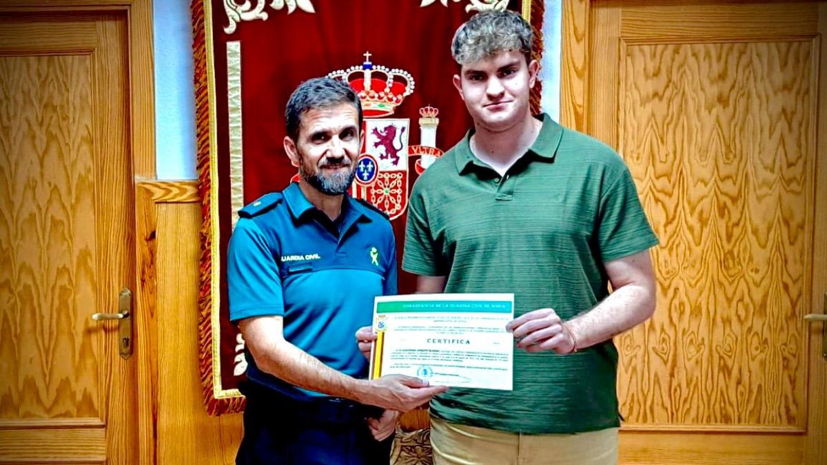 El alumno en prácticas con un agente.