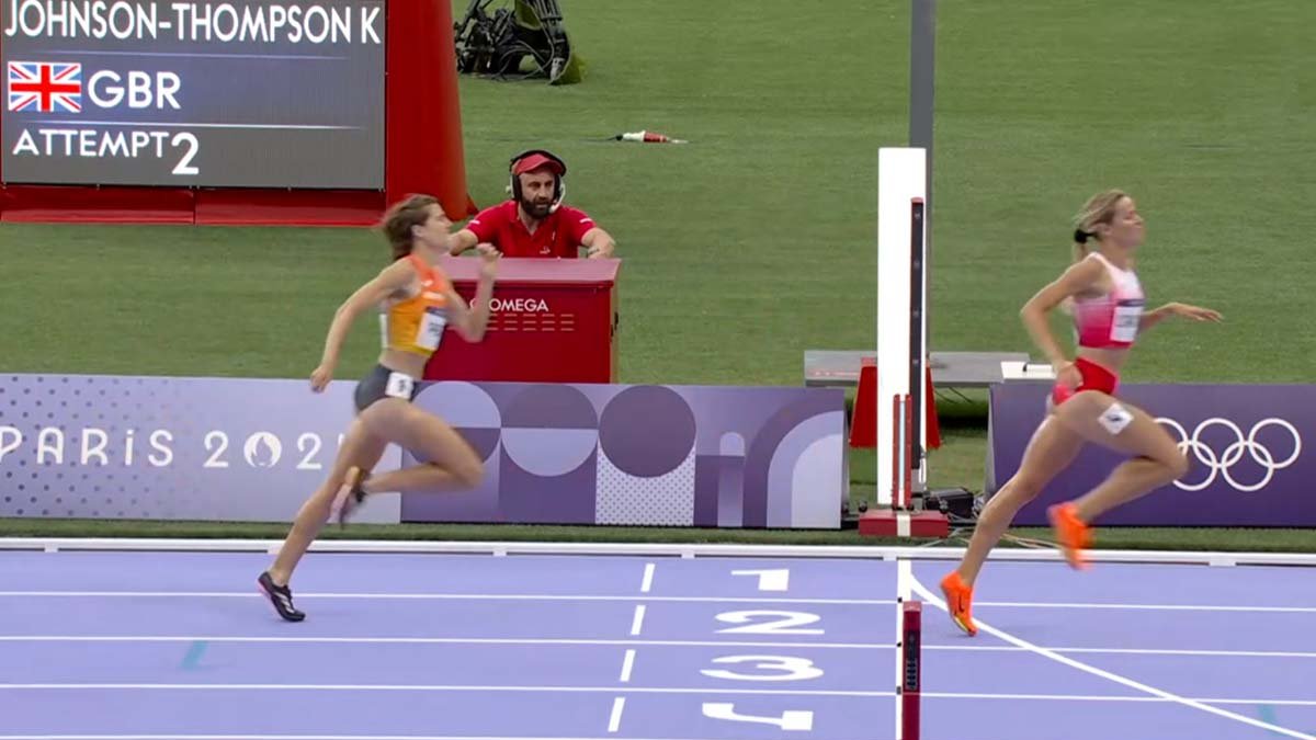 Marta Pérez instantes antes de cruzar la línea de meta para lograr el récord de España.