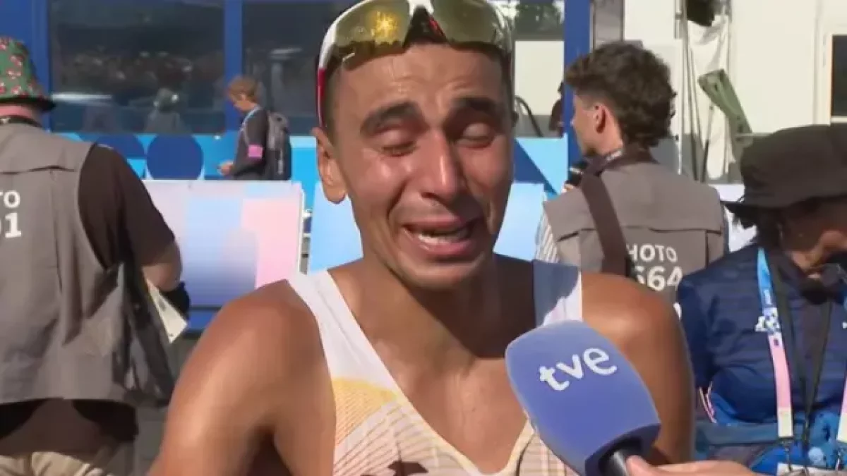 Ibrahim Chakir llorando tras acabar la prueba de maratón en el puesto 34.