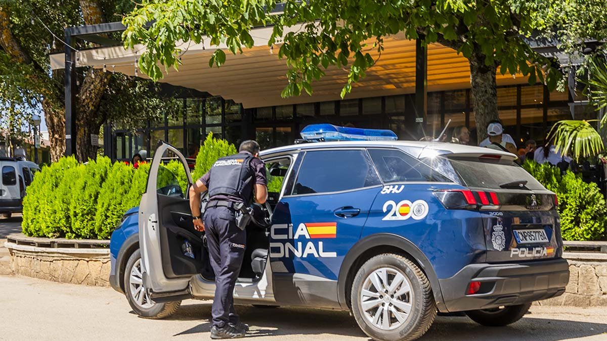 Una patrulla de la Policía Nacional durante un servicio en La Dehesa.