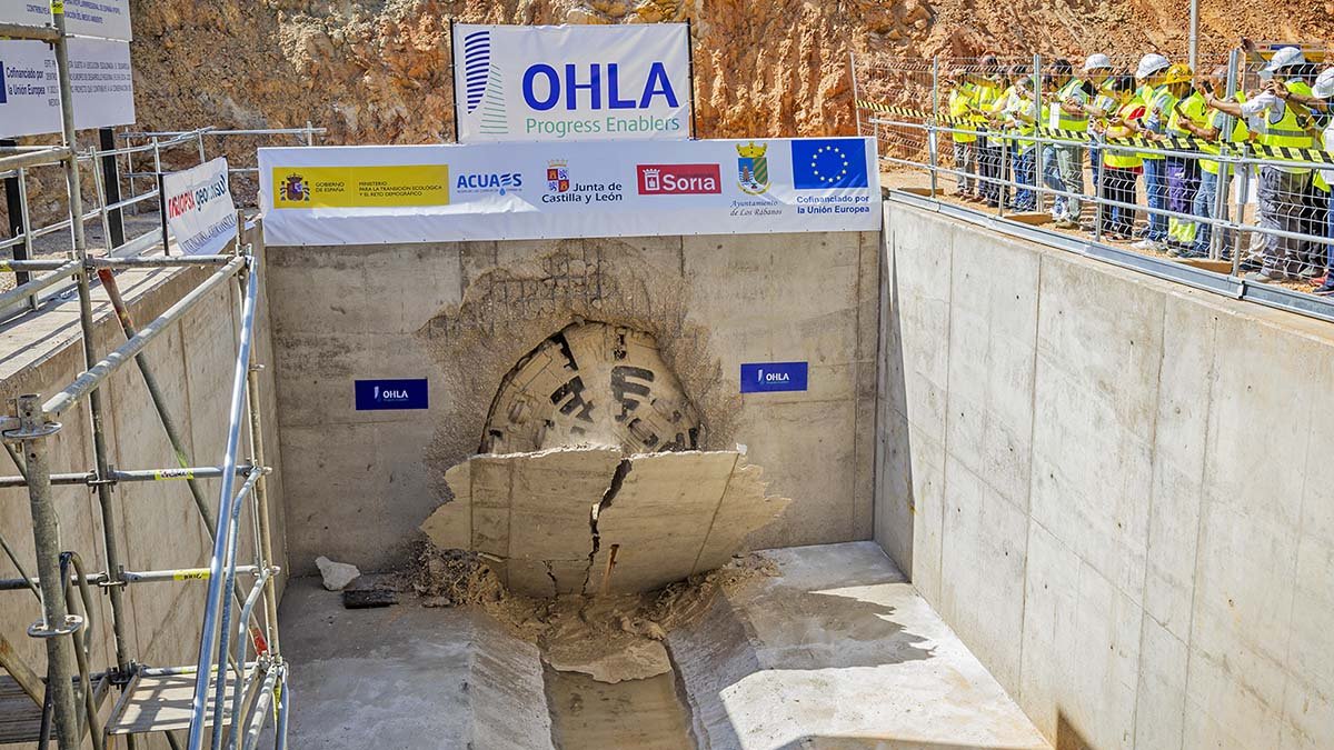 La tuneladora Saturia rompe la pared en el emboquille Norte. - MARIO TEJEDOR