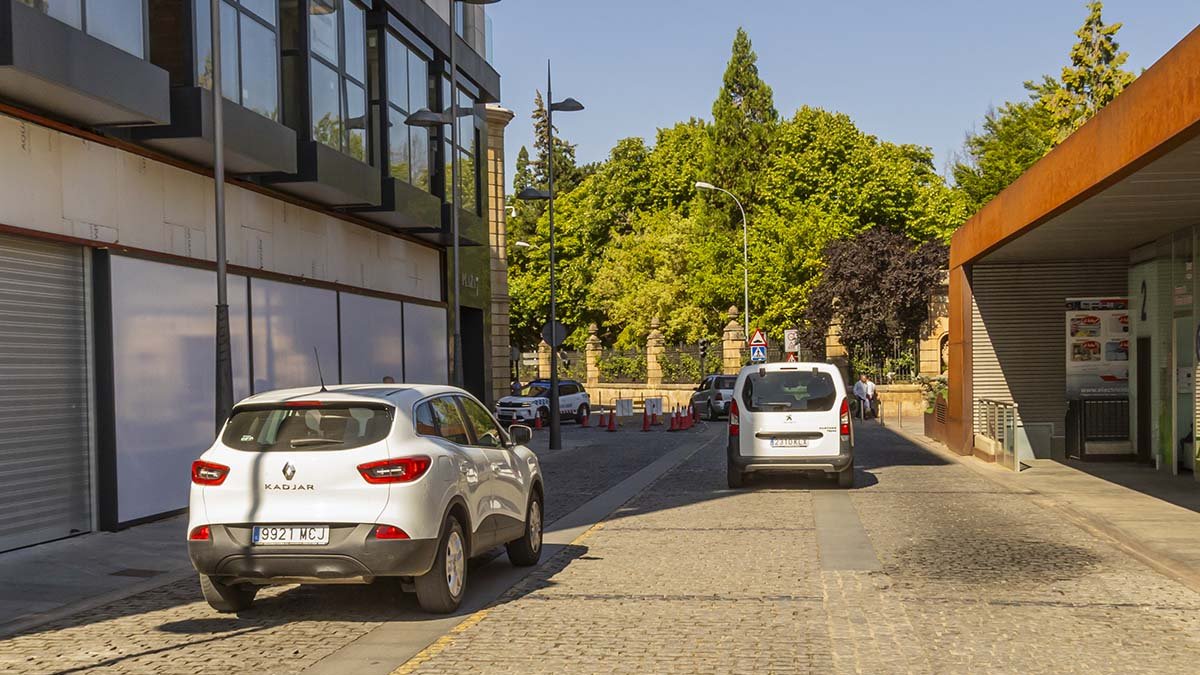 Mariano Granados junto al nuevo edificio con único sentido de circulación