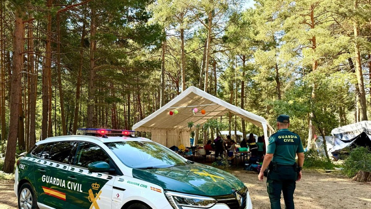 La Guardia Civil acompaña a los menores en el regreso al campamento.