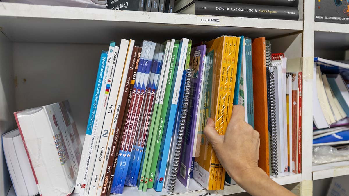 Los libros de texto que ya se encuentran en las librerías.