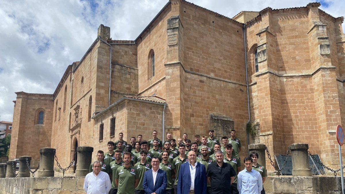 Los representantes numantinos frente a la Concatedral de San Pedro