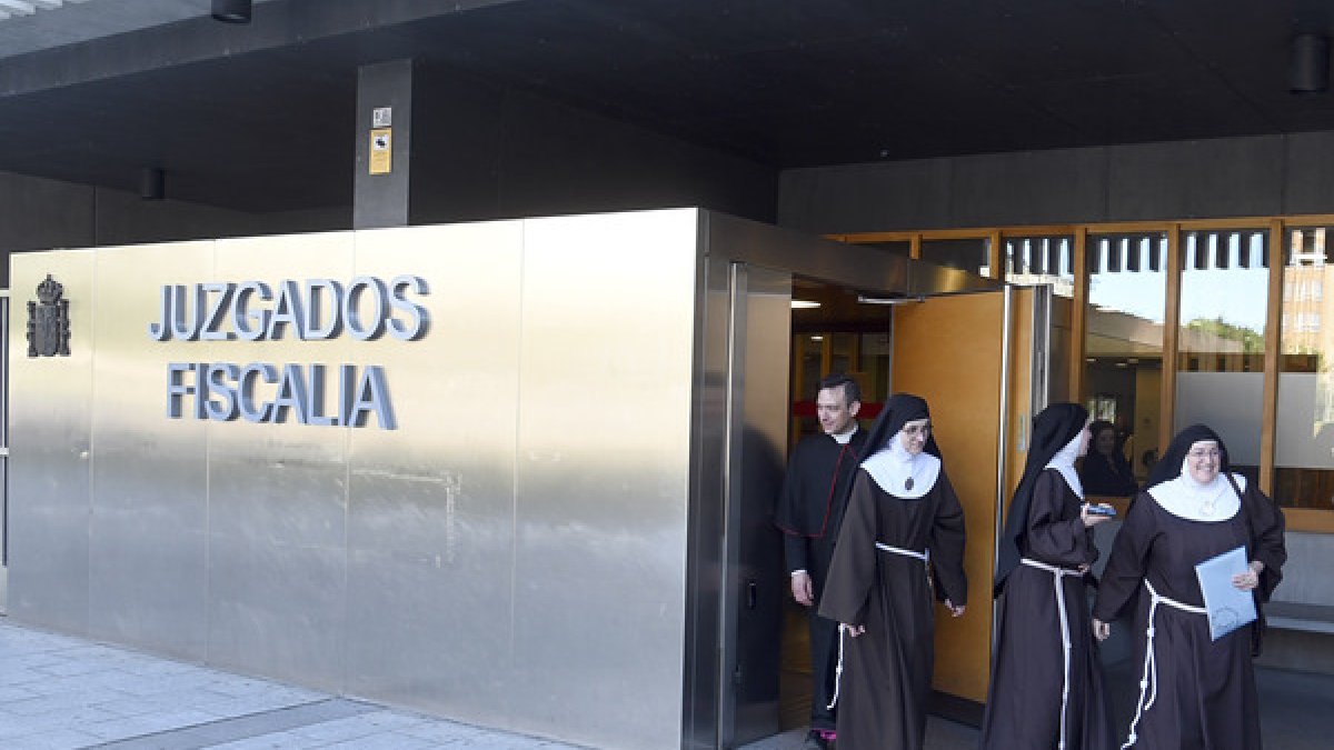 Varias de las clarisas de Belorado junto con su portavoz, José Ceacero, en los juzgados de Burgos.