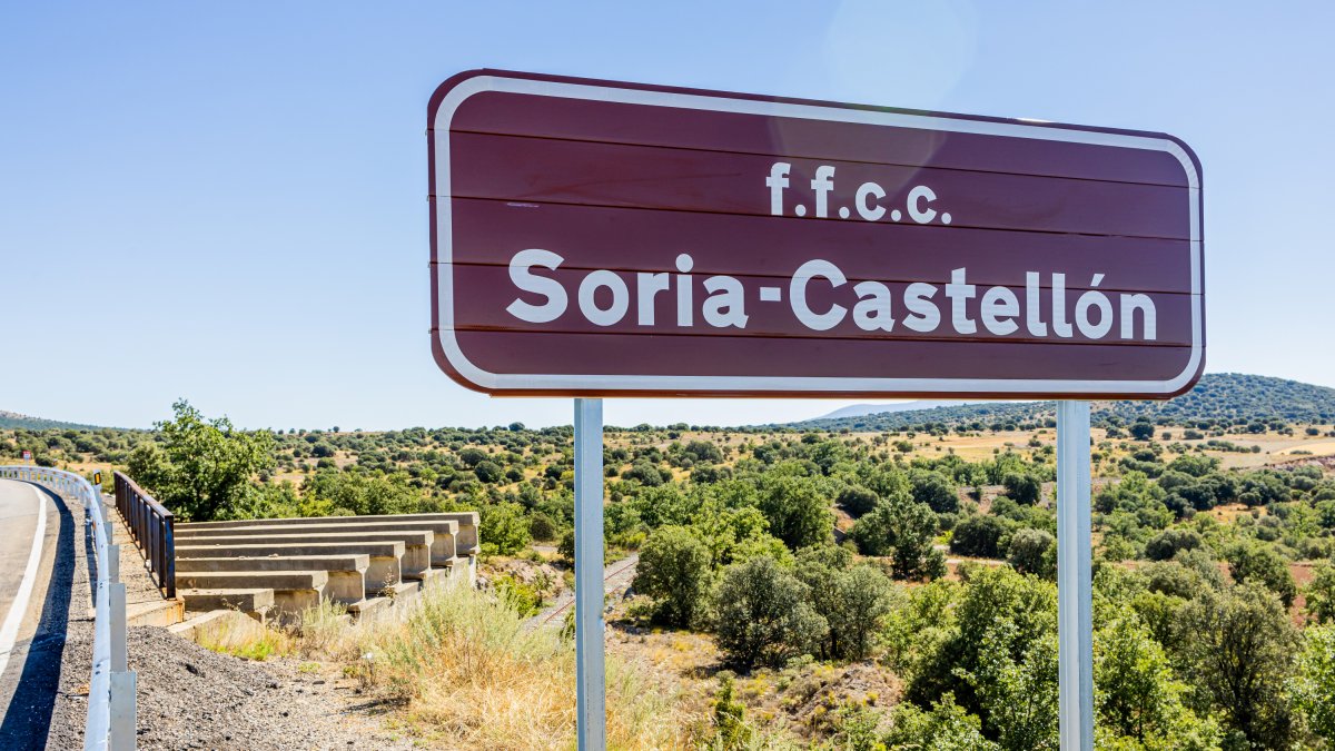 Cartel que puede verse estos días a la altura del municipio de Pozalmuro con la ‘Soria-Castellón’.