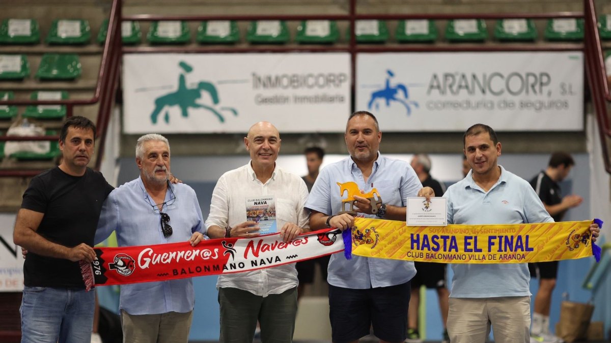 El presidente del BM Soria Carlos, segundo por la izquierda, junto al Alberto Miranda, segundo por la derecha, y el resto de representantes durante el torneo.