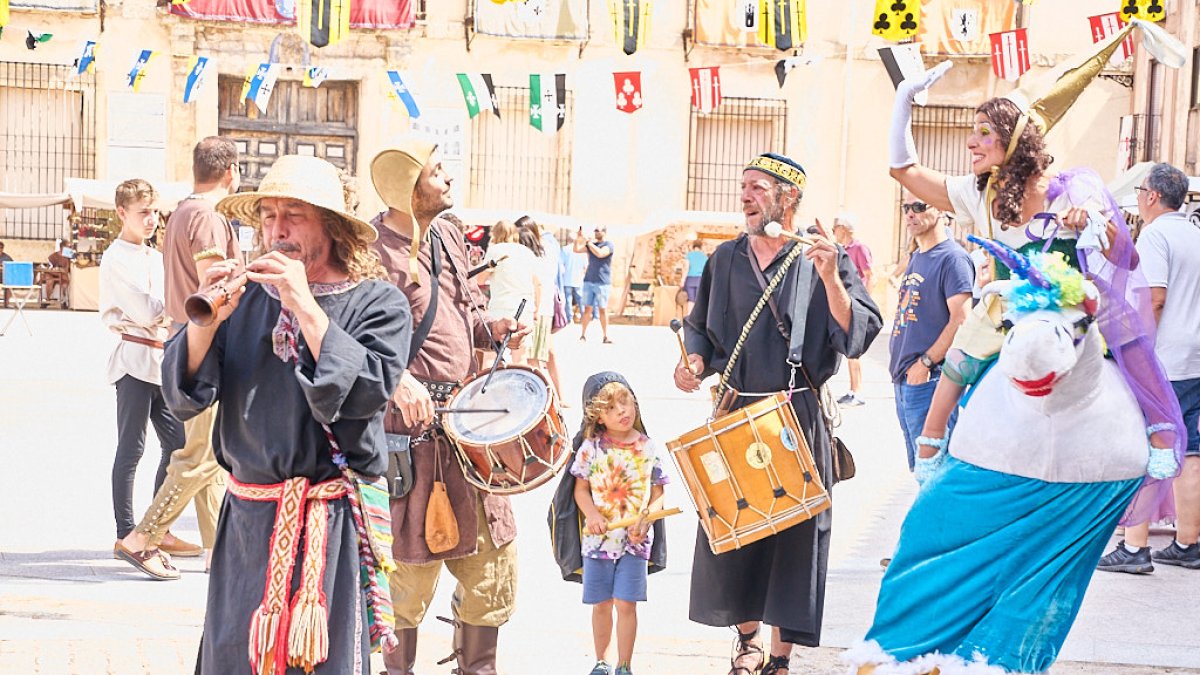 El Mercado Medieval vuelve a llenar la plaza Mayor de Medinaceli de artesanía y animación.
