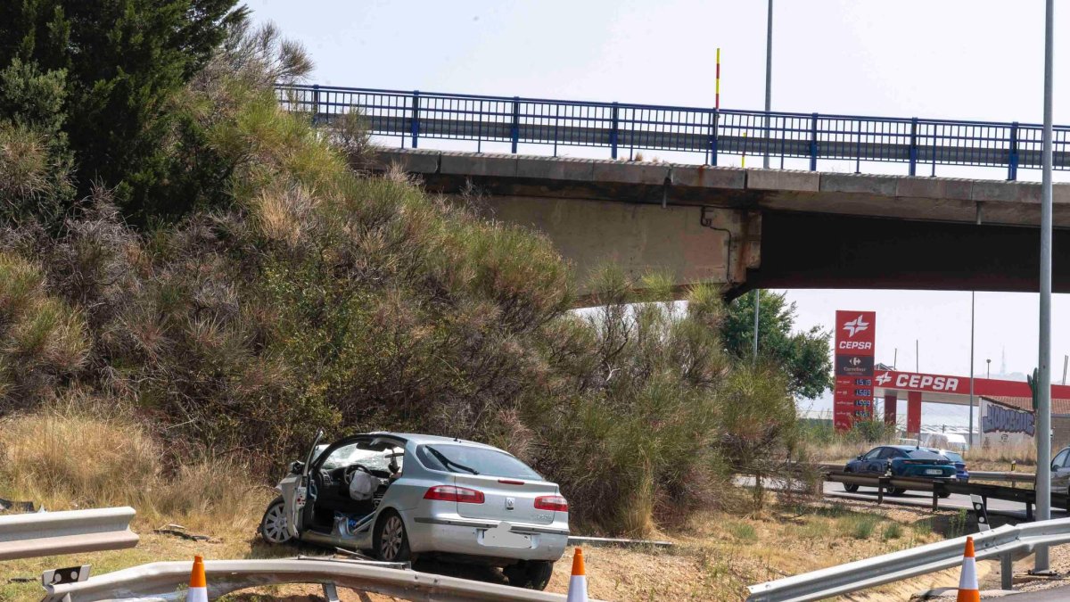 El vehículo siniestrado en el Caballo Blanco después de la intervención de los bomberos.