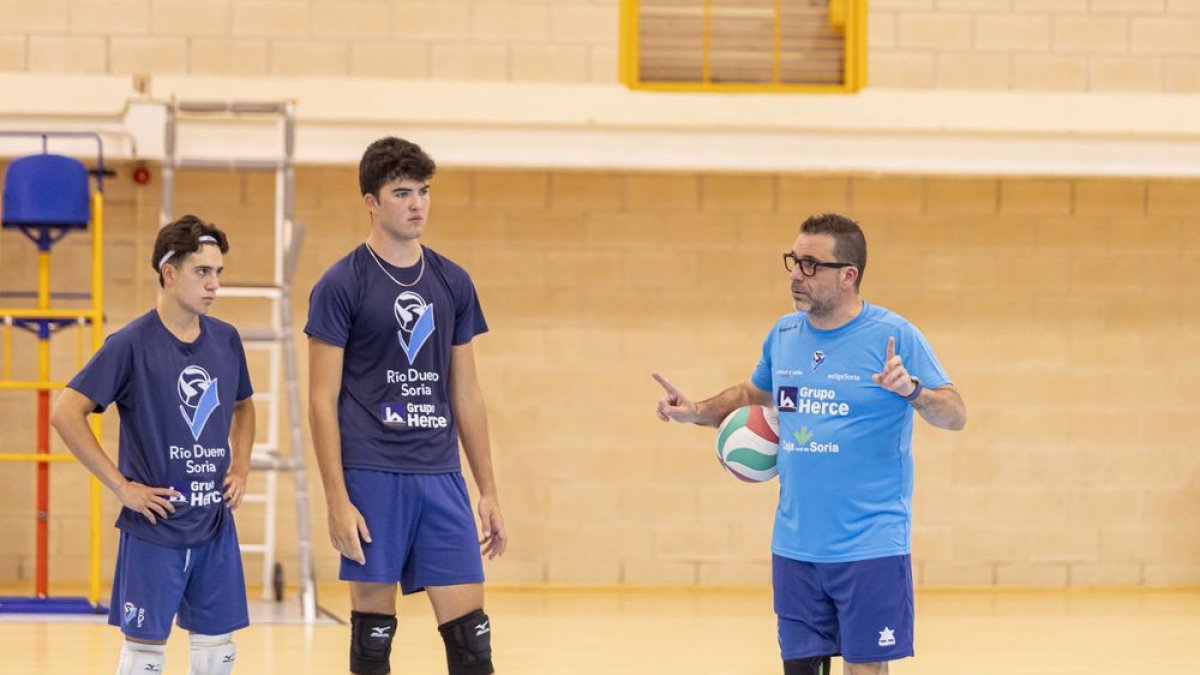 Alberto Toribio se dirige a sus jugadores durante esta pretemporada. 