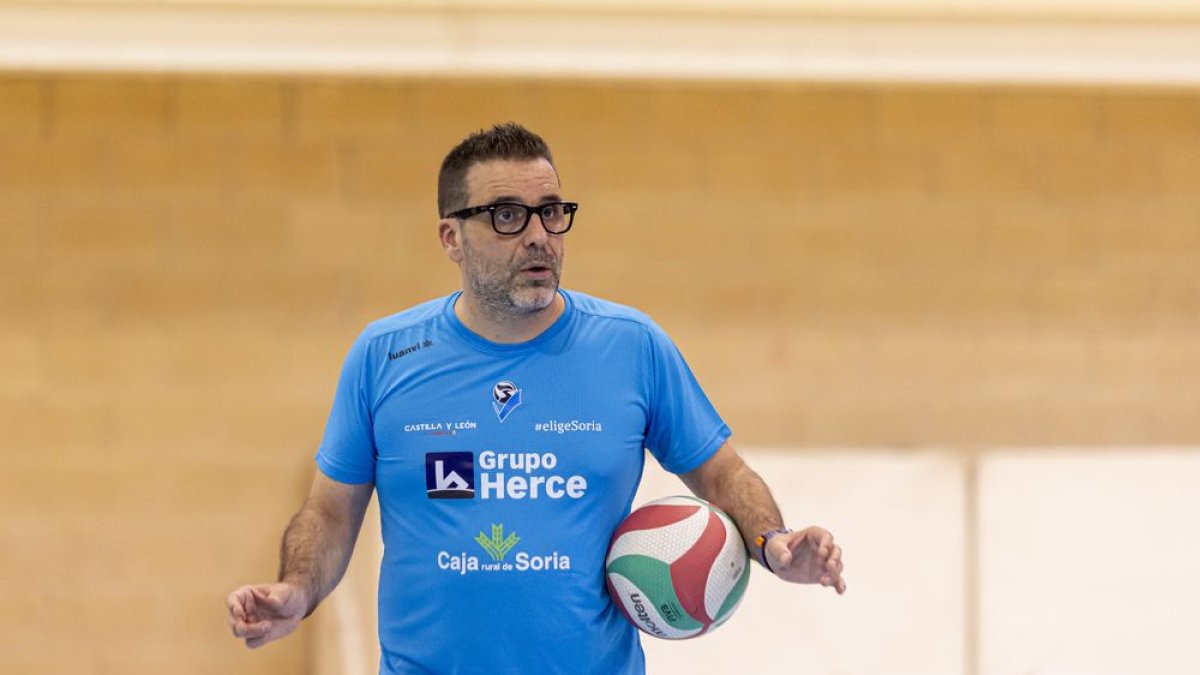 El entrenador del C.V. Grupo Herce, Alberto Toribio, durante una sesión de trabajo.