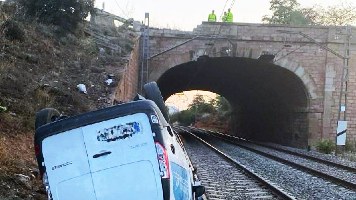 Estado en el que quedó la furgoneta tras precipitarse a las vías del tren en Arcos de Jalón.