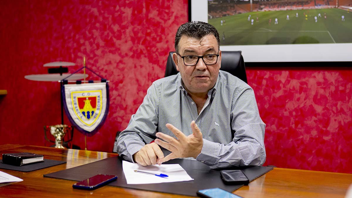 El presidente del C.D. Numancia, Patricio de Pedro, durante la entrevista.
