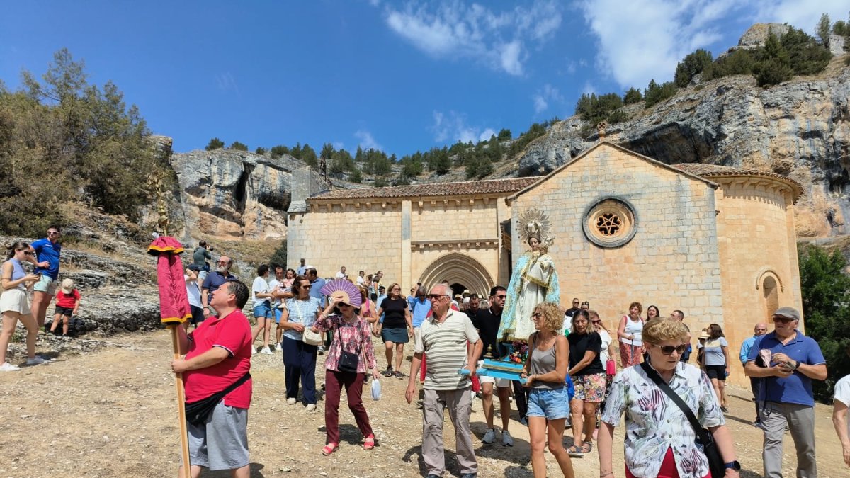 Procesión con la imagen de la Virgen de la Salud.