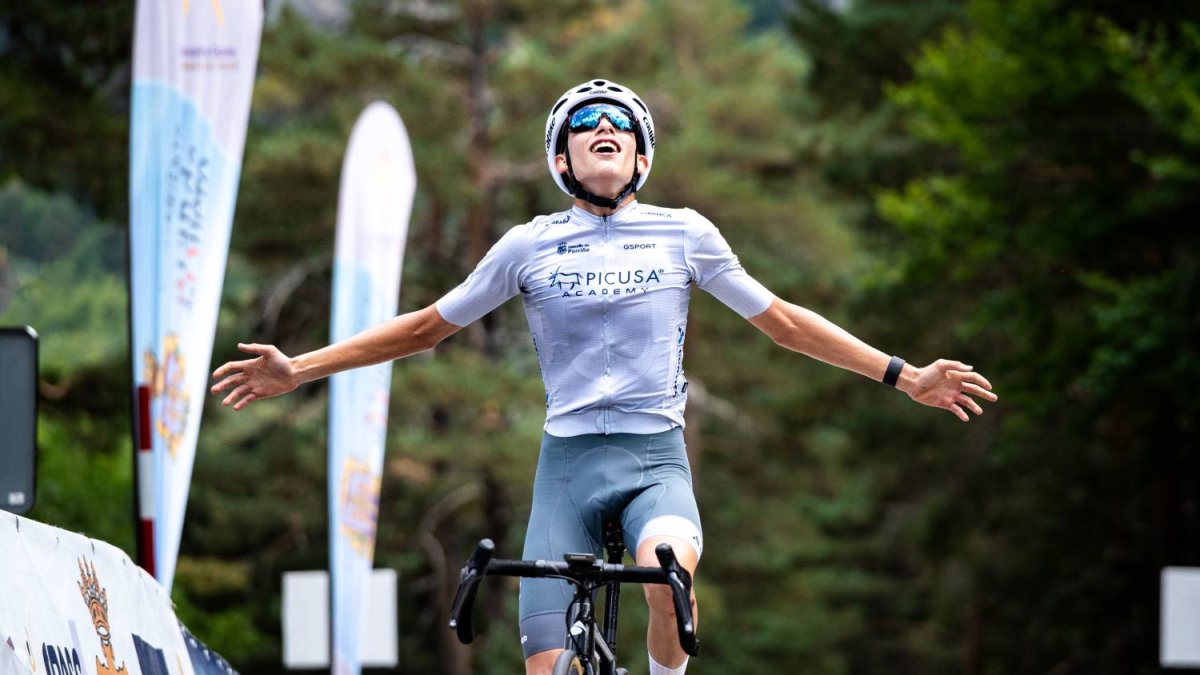 Enrique Ribeiro en el momento de cruzar la línea de meta en la Laguna Negra.